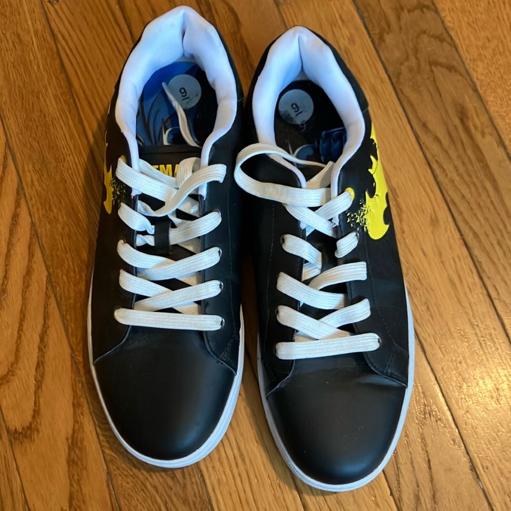 Black, yellow and white men’s DC Comics Batman sneakers.